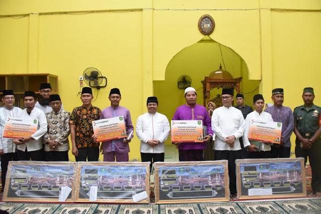 Bupati Bengkalis Serahkan Zakat Mal dan Bantuan untuk Rumah Ibadah